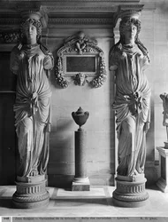 Utsikt over to karyatider fra Caryatidens Tribune i Louvre-museet, sent på 1800-tallet (se også 279790 til 279793, 279795)